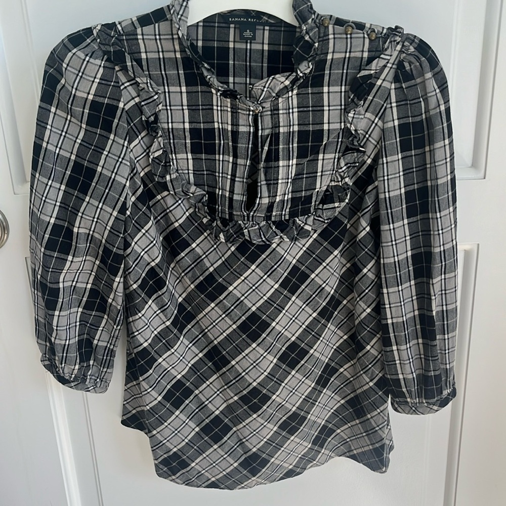 Banana Republic Ruffle Keyhole Brass Ball Button top SZ S 90% Cotton 10% Wool